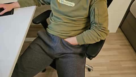 tree1989 online show from February 10, 2025, 6:24 pm