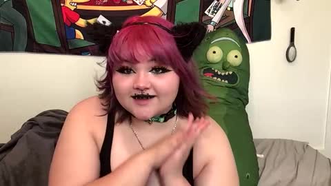 Snapshot of trhothoney chatting on February 21, 2025, 9:32 pm Trixie online show from February 21, 2025, 9:32 pm