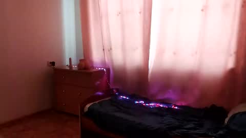 Snapshot of trypophob1a chatting on February 1, 2025, 4:14 am Emilum online show from February 1, 2025, 4:14 am