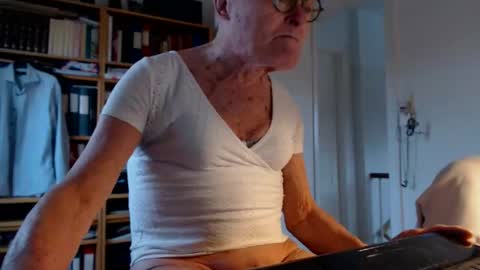 Snapshot of tubaist chatting on December 2, 2025, 12:54 pm FINN but call me NANNA online show from December 2, 2025, 12:54 pm