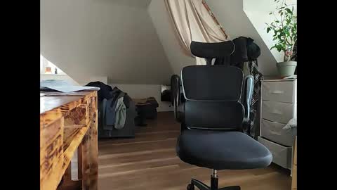 Tobi online show from November 12, 2025, 2:28 pm