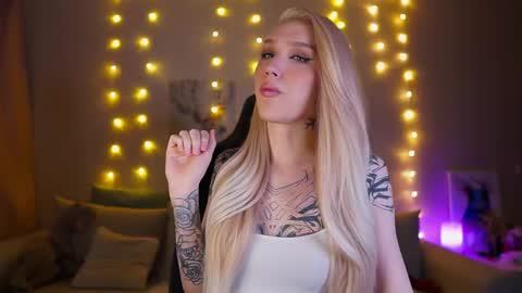 Snapshot of twiinkie_pie chatting on February 16, 2025, 8:55 pm Maria 3 online show from February 16, 2025, 8:55 pm