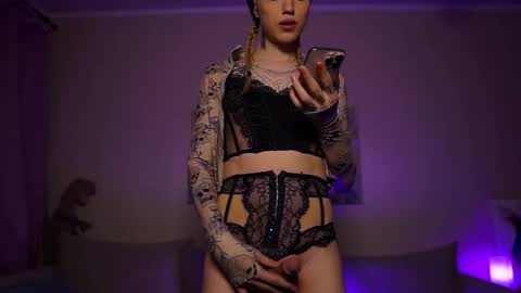 Snapshot of twiinkie_pie chatting on September 25, 2025, 8:45 pm Maria 3 online show from September 25, 2025, 8:45 pm