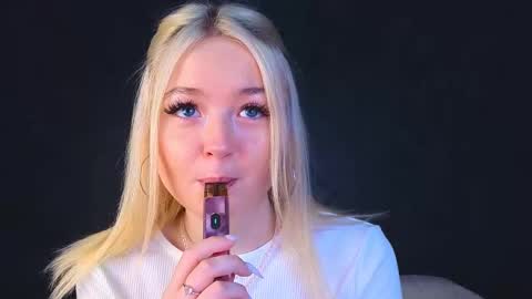 twinklefluff online show from March 9, 2025, 6:17 am