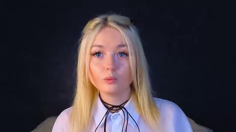 twinklefluff online show from March 10, 2025, 4:38 am