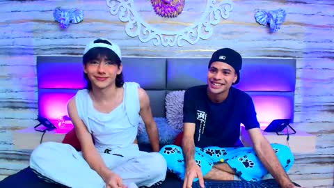 twinslovers_ online show from September 17, 2025, 7:59 pm