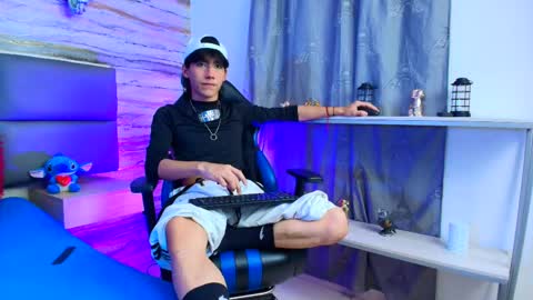 twinslovers_ online show from October 8, 2025, 4:32 am