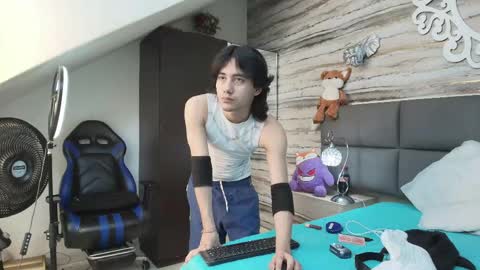 twinslovers_ online show from May 18, 2026, 3:46 am