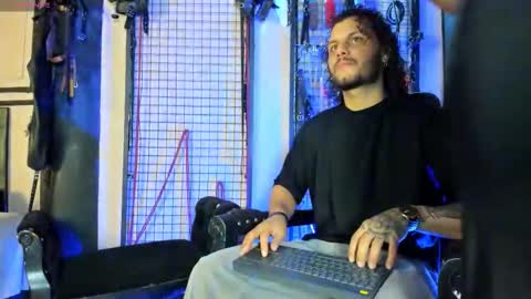 Clio  Tadeo online show from October 19, 2025, 5:08 am