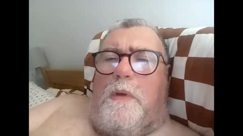 Snapshot of twohats2810 chatting on June 6, 2026, 10:42 am twohats2810 online show from June 6, 2026, 10:42 am