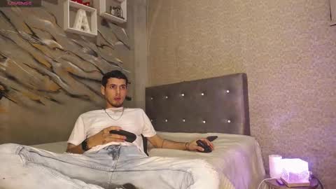 tyl3r_coop3r online show from February 15, 2026, 8:38 pm