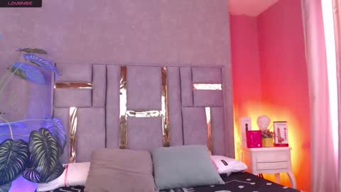 tyla_ks online show from November 11, 2025, 7:58 pm