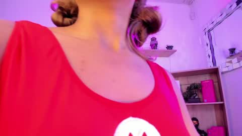 Snapshot of tylla__ chatting on May 24, 2026, 9:42 pm tylla__ online show from May 24, 2026, 9:42 pm