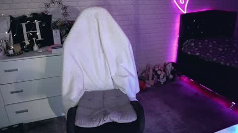 Izzy    online show from March 10, 2025, 10:02 pm