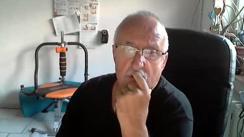 Snapshot of ulli44 chatting on May 9, 2026, 6:02 pm Ulrich online show from May 9, 2026, 6:02 pm