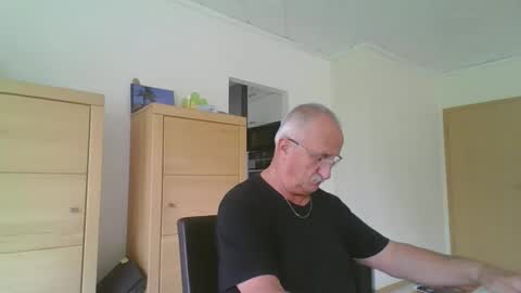 Snapshot of ulli44 chatting on May 10, 2026, 7:24 am Ulrich online show from May 10, 2026, 7:24 am
