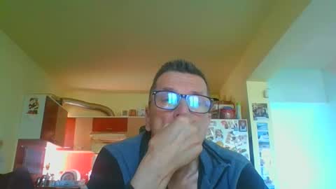 Snapshot of ulmeni4 chatting on April 4, 2026, 7:39 am ulmeni4 online show from April 4, 2026, 7:39 am