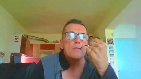 Snapshot of ulmeni4 chatting on April 6, 2026, 11:33 am ulmeni4 online show from April 6, 2026, 11:33 am