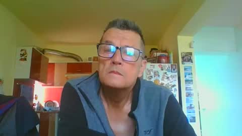Snapshot of ulmeni4 chatting on April 7, 2026, 7:42 am ulmeni4 online show from April 7, 2026, 7:42 am