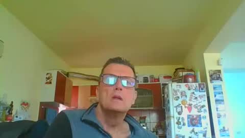 Snapshot of ulmeni4 chatting on April 11, 2026, 9:57 am ulmeni4 online show from April 11, 2026, 9:57 am