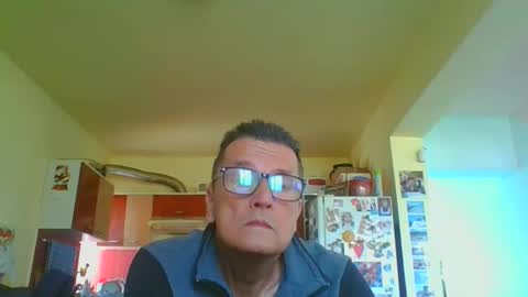 Snapshot of ulmeni4 chatting on April 12, 2026, 8:30 am ulmeni4 online show from April 12, 2026, 8:30 am
