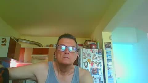 Snapshot of ulmeni4 chatting on April 16, 2026, 8:15 am ulmeni4 online show from April 16, 2026, 8:15 am