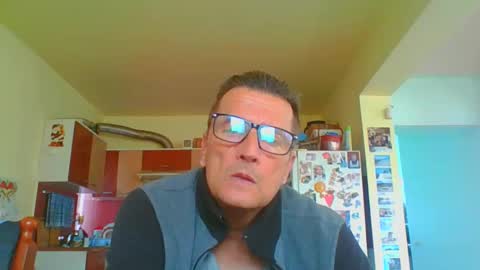 Snapshot of ulmeni4 chatting on April 22, 2026, 1:56 pm ulmeni4 online show from April 22, 2026, 1:56 pm