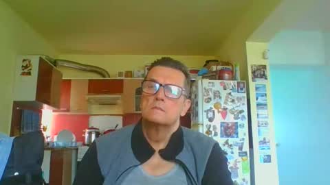 Snapshot of ulmeni4 chatting on April 23, 2026, 10:03 am ulmeni4 online show from April 23, 2026, 10:03 am