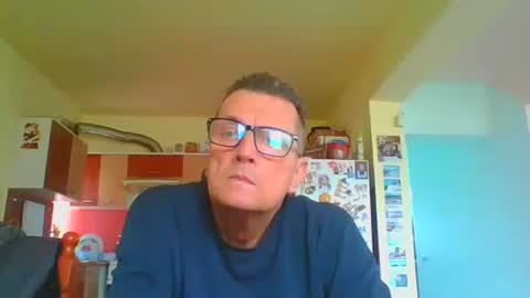 Snapshot of ulmeni4 chatting on May 18, 2026, 12:22 pm ulmeni4 online show from May 18, 2026, 12:22 pm