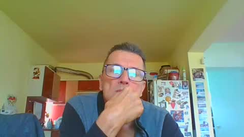 Snapshot of ulmeni4 chatting on May 20, 2026, 12:00 pm ulmeni4 online show from May 20, 2026, 12:00 pm