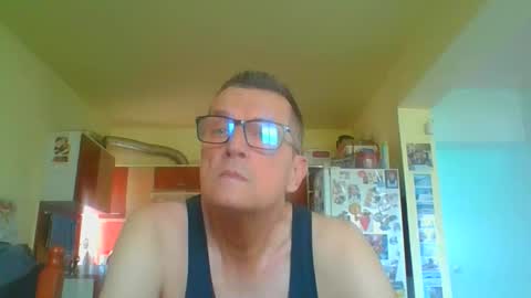 Snapshot of ulmeni7 chatting on April 3, 2026, 7:39 am ulmeni7 online show from April 3, 2026, 7:39 am