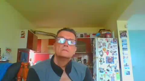 Snapshot of ulmeni7 chatting on April 20, 2026, 10:51 am ulmeni7 online show from April 20, 2026, 10:51 am