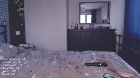 Julia online show from March 18, 2026, 4:59 am