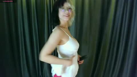 Snapshot of unforgettablehelen chatting on May 19, 2026, 4:35 pm unforgettablehelen online show from May 19, 2026, 4:35 pm