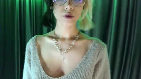 Snapshot of unforgettablehelen chatting on May 22, 2026, 4:34 pm unforgettablehelen online show from May 22, 2026, 4:34 pm