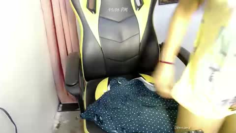 ur_small_girl online show from November 6, 2025, 3:35 pm