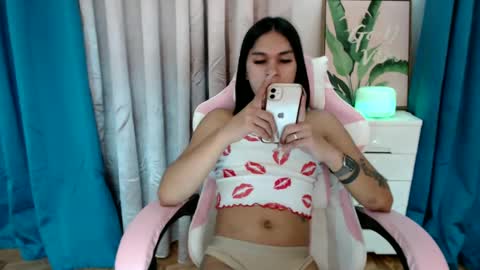 ursweet_zeviixx online show from February 6, 2025, 5:03 am
