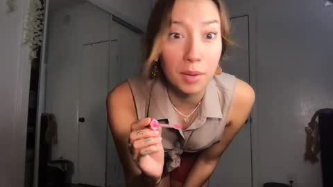 Lily online show from November 21, 2025, 4:27 pm