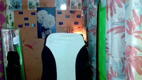 Snapshot of urunexpensivecamilla chatting on February 24, 2026, 6:33 am YOURGIRLCAMILLA online show from February 24, 2026, 6:33 am