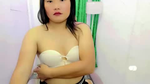 Snapshot of urwildpinayxxx chatting on November 5, 2025, 3:17 am melody online show from November 5, 2025, 3:17 am