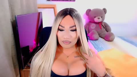 Snapshot of valentinaxqueen chatting on December 15, 2024, 12:29 am online show from December 15, 2024, 12:29 am