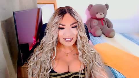 Snapshot of valentinaxqueen chatting on December 15, 2024, 10:26 pm online show from December 15, 2024, 10:26 pm