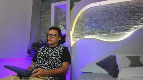 valentino_moretti online show from December 1, 2025, 1:05 pm