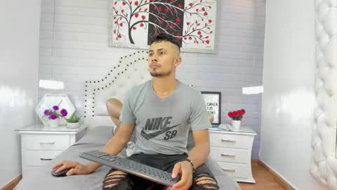  Valentinos  online show from November 7, 2025, 8:09 pm