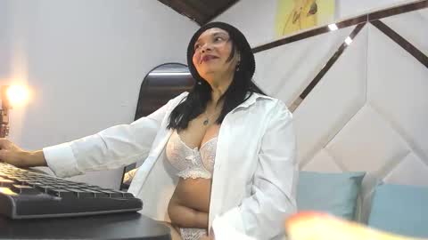 valeria_gil_ online show from April 19, 2026, 8:00 pm