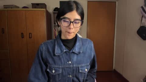 Snapshot of valerie__sky chatting on December 17, 2024, 2:44 am Val online show from December 17, 2024, 2:44 am