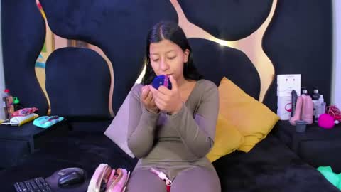 Snapshot of vanelin18 chatting on July 15, 2026, 2:44 pm Vane online show from July 15, 2026, 2:44 pm