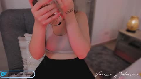 vanessajohnsonn online show from October 14, 2025, 9:15 pm