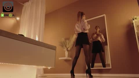 Snapshot of vanilla_whispers chatting on December 3, 2025, 3:54 pm Laura online show from December 3, 2025, 3:54 pm