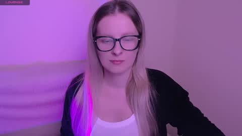 Mia online show from November 6, 2025, 8:04 am